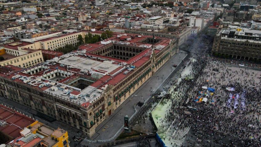 Ante concentración el Zócalo, ponen vallas para cubrir Palacio Nacional