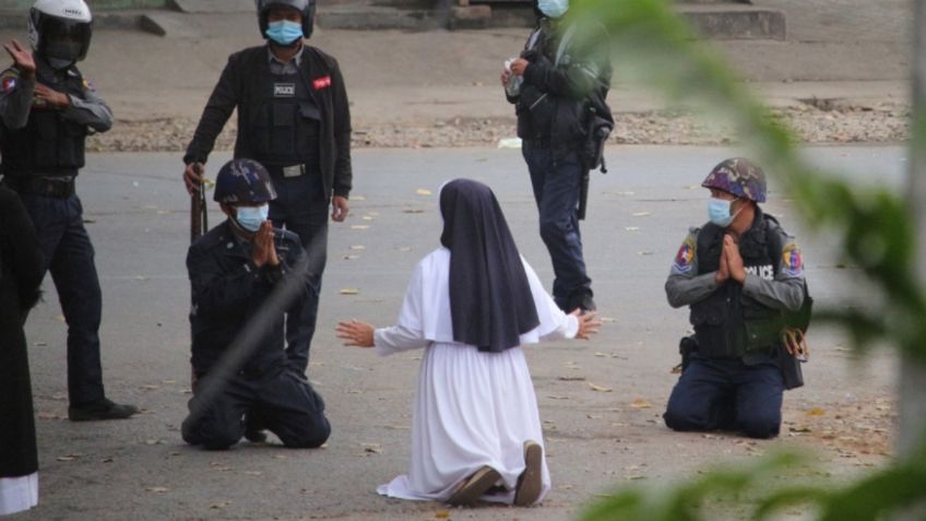 Monja se ARRODILLA frente a policías ARMADOS, pide que le DISPAREN a ella y no a manifestantes: VIDEO