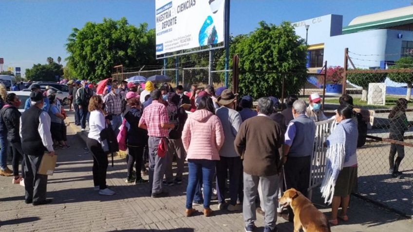 Desorganización y aglomeraciones en Oaxaca durante vacunación contra Covid-19