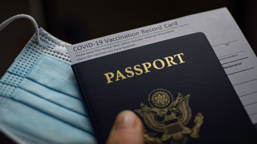 Pasaportes COVID: Polémica y reactivación de los viajes