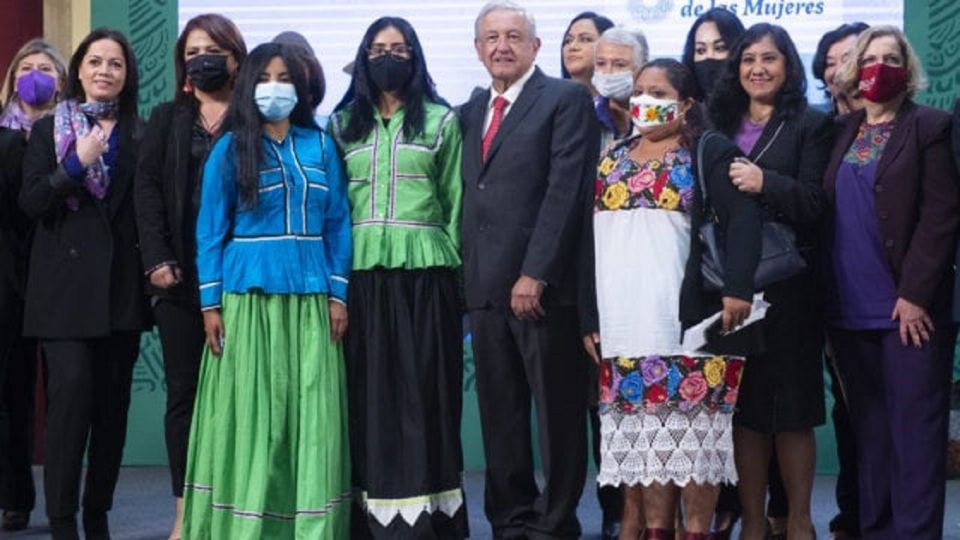 El Ejecutivo posó con su gabinete de mujeres e invitadas especiales. Foto: Especial