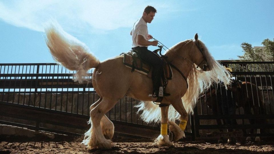 Saúl 'Canelo Álvarez monta a uno de sus caballos. Foto: Instagram