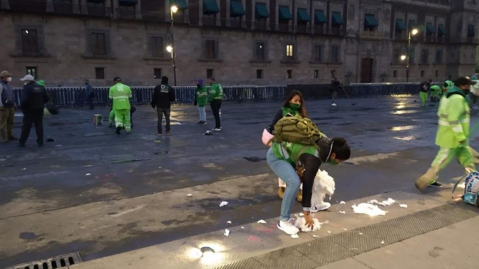 Desde las primeras horas del día trabajadores de limpia de la ciudad ya laboran a marchas forzadas parara restaurar los edificios dañados. FOTO: ESPECIAL