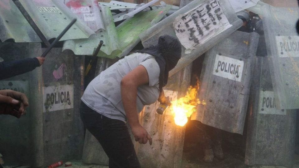 Durante la protesta con motivo del Día Internacional de la Mujer se tuvo registro de un altercado en las inmediaciones de Palacio Nacional, que dejó como saldo varios heridos. Foto: Cuartoscuro