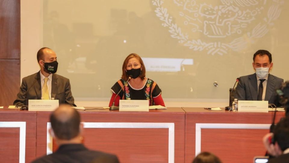 En la firma del convenio de colaboración participaron los secretarios de Hacienda y Crédito Público, Arturo Herrera, y de Economía, Tatiana Clouthier. Foto: Especial