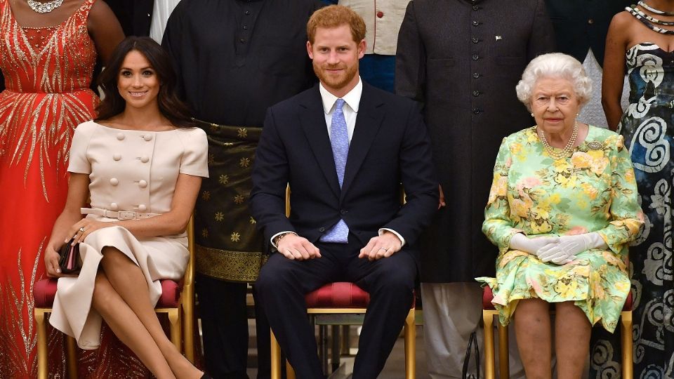 EN 2018. Meghan, el príncipe Harry y la reina Isabel II, durante una entrega de premios. Foto: Especial