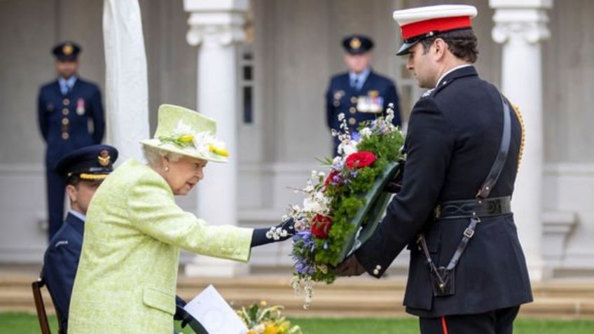 ¡Sin cubrebocas! La Reina Isabel II hizo su primera aparición en público