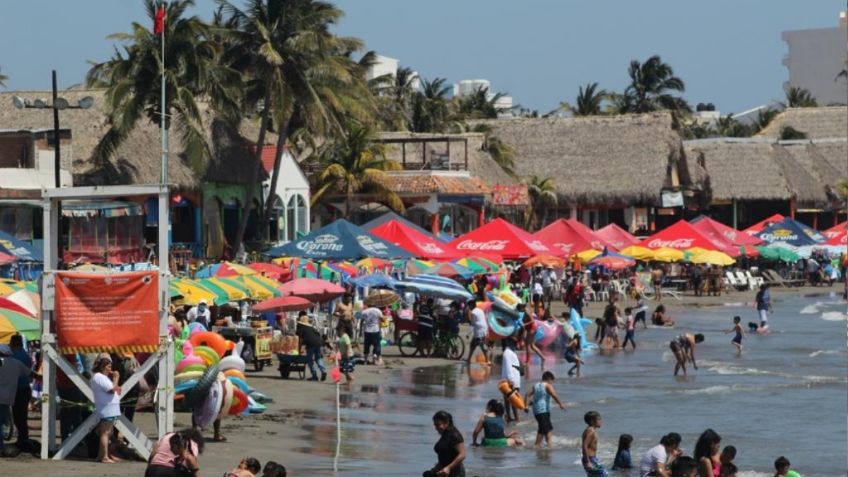 Retiran a turistas en playas de Veracruz por Frente Frío Número 47