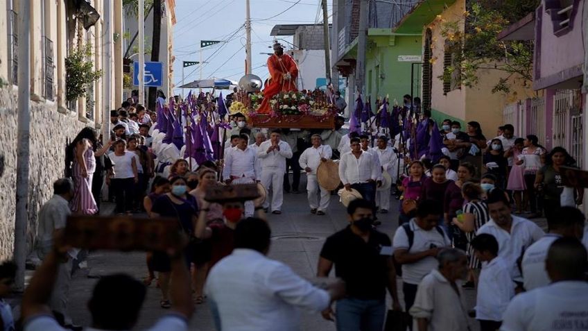 Pese a pandemia, indígenas tzotziles hacen procesión de Jueves Santo: FOTOS