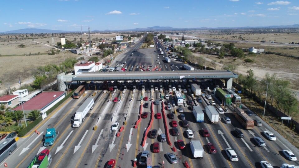 Una de las dificultades que se ha presentado en esta vialidad durante el día ha sido el fallo en el carril del sistema de pago TAG. FOTO: ESPECIAL