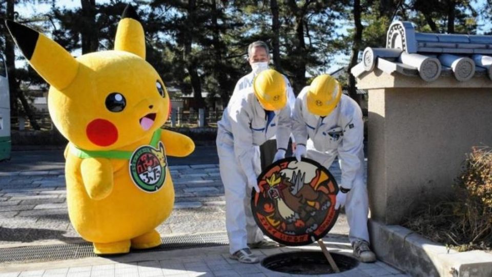 Las tapas de las alcantarillas han sido colocadas en diversas zonas de la ciudad de Kioto, Japón. Foto: Especial