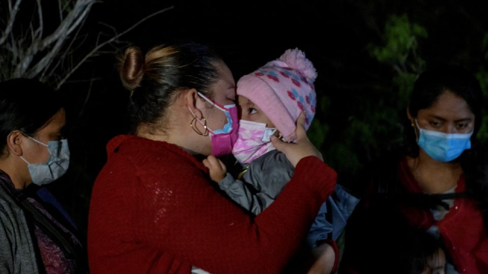 Migrante busca cruzar el Río Grande en compañía de su hija. Foto: AFP