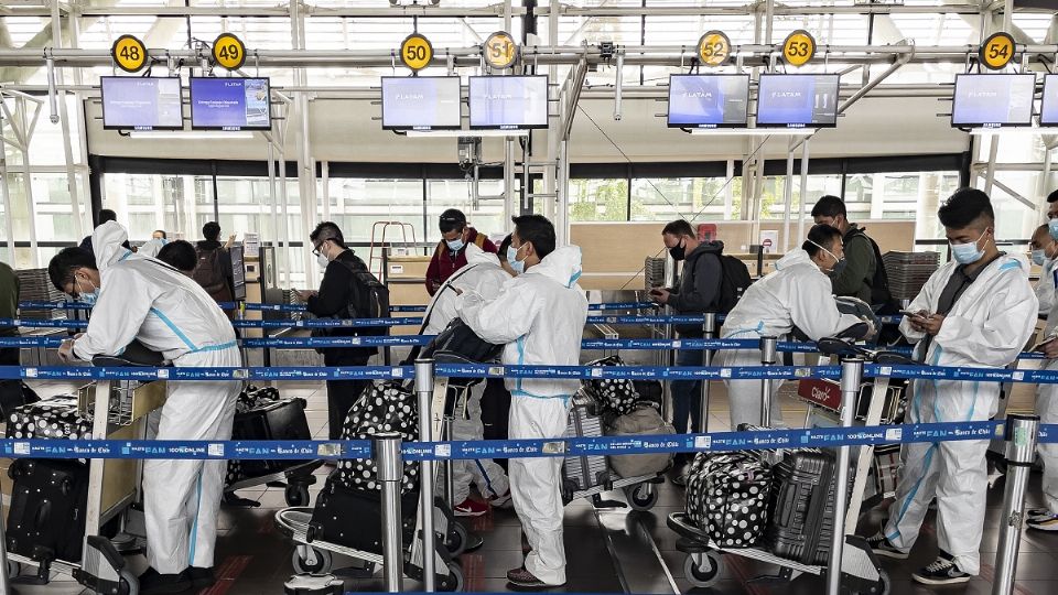 En los aeropuertos, la gente buscaba salir del país antes de la restricción  de los viajes al extranjero. Foto: AFP