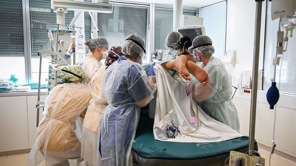 Los hospitales están al borde del colapso, en Francia. Foto: AFP