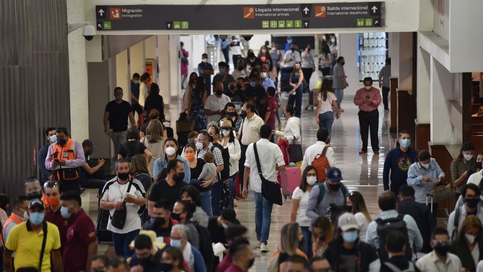 Las 61 cancelaciones de vuelos de distintas aerolíneas por contagios de tripulación provocan caos y esperas interminables. Foto: Daniel Ojeda