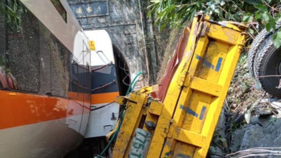 Se descarrila tren en Taiwán. Foto: Twitter @ldejesusreyes