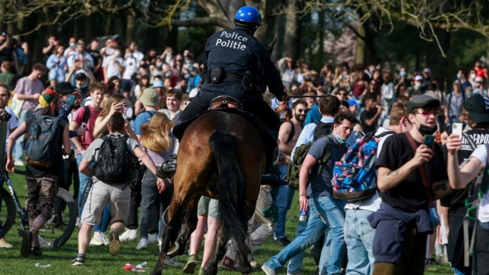 En Bélgica, policía dispersa a miles de asistentes a un festival falso. Foto: EFE