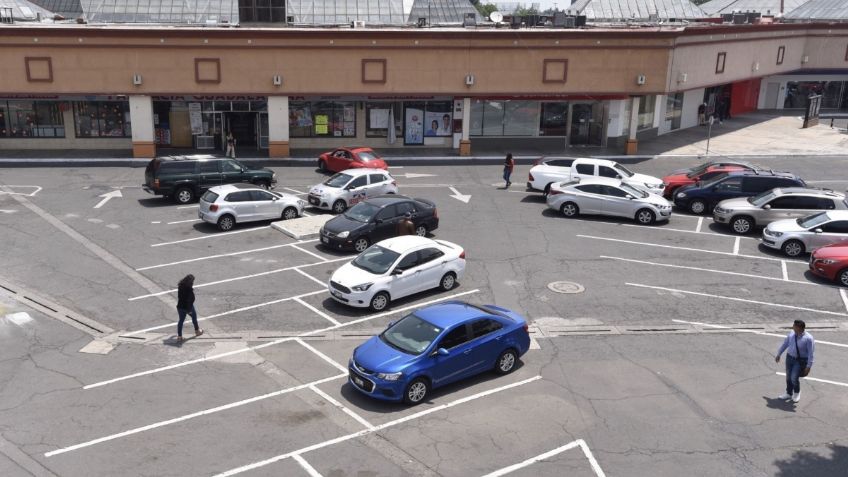 Estacionamientos en plazas comerciales deben ser gratuitos, propone diputado de Morena