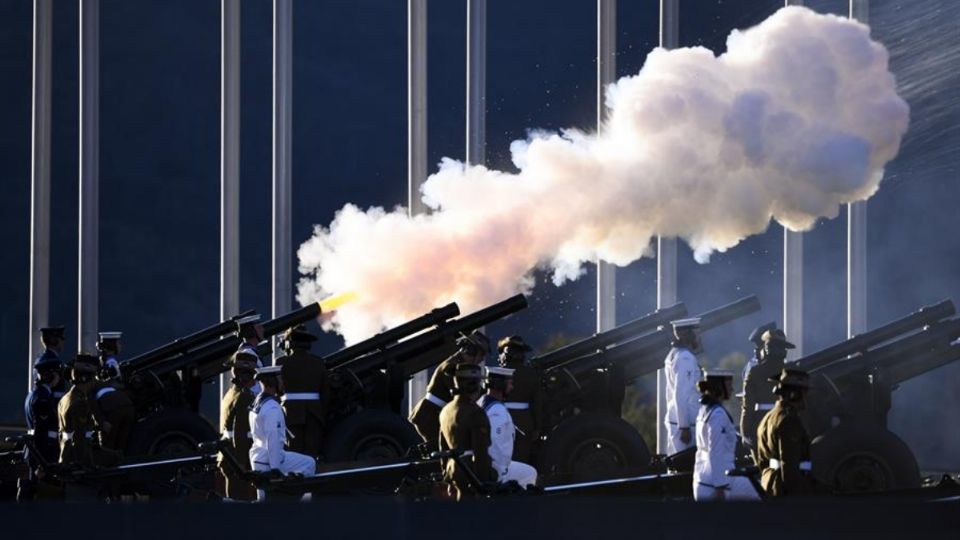 Los cañones sonaron en emplazamientos militares de Londres, Edimburgo, Cardiff, Belfast y Gibraltar. FOTO: EFE