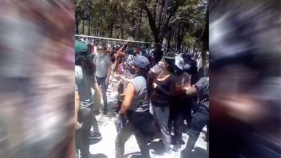 Los uniformados auxiliaron a dos mujeres lesionadas durante la riña Foto: Especial