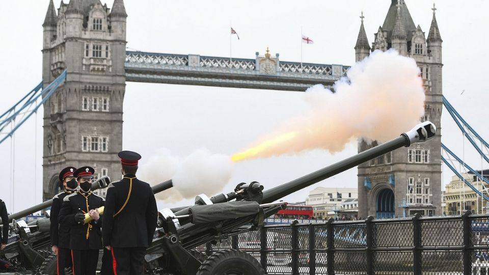 TRIBUTO A FELIPE. Cañonazos se dispararon en el muelle de la Torre de Londres para despedir al duque. Foto: AP