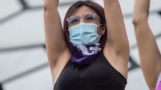 Feministas realizan 'performance' en el Monumento a la Revolución