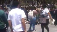 VIDEO: Ambulantes y feministas se agarran 'a palos' en Bellas Artes; así fue el PLEITO