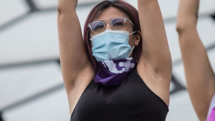 Feministas realizan 'performance' en el Monumento a la Revolución