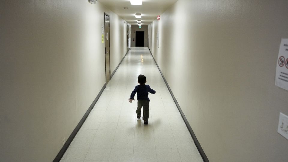 Niño migrantes corriendo en las instalaciones de un centro de detención ubicado en California. Foto: AP