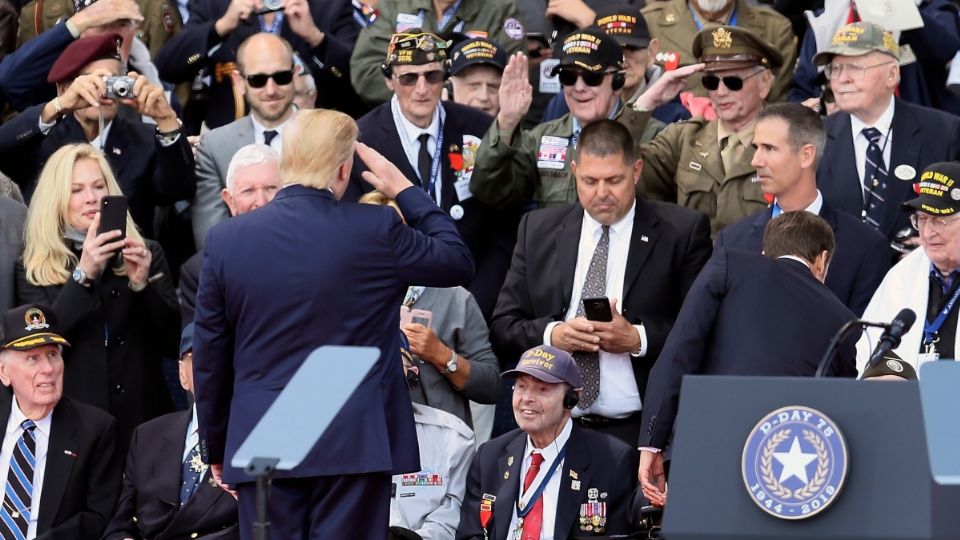 EN 2019 ● Donald Trump saluda al sobreviviente del Día D, Ray Lambert, durante una ovación de pie para él. Foto: AFP