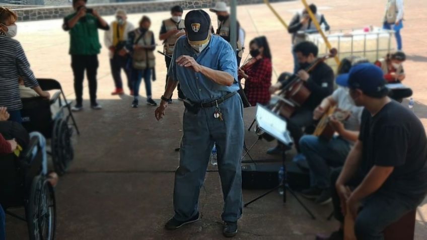 Abuelito recibe vacuna contra Covid-19 y celebra con BAILE emotivo: VIDEO