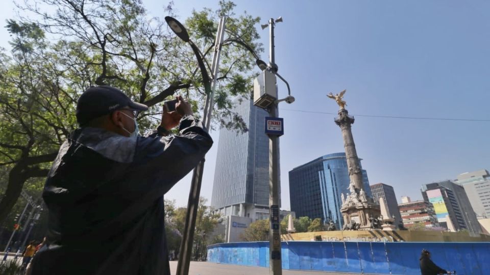 ATENTOS ● Durante el paseo dominical sobre Reforma, cientos de ciclistas escucharon las bocinas frente a El Ángel. Foto: Yadín Xolalpa