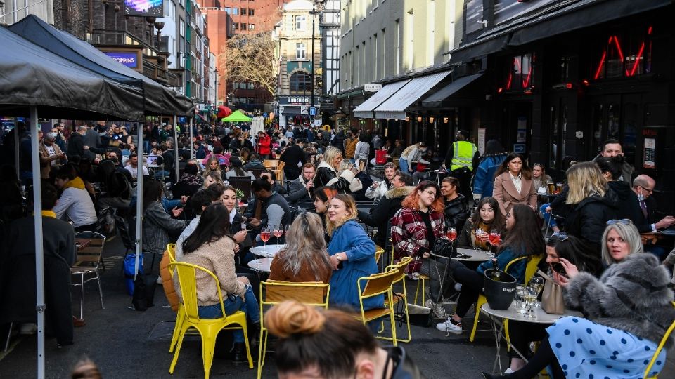 LONDRES. Tras levantarse las restricciones, los británicos abarrotaron restaurantes y bares. Foto: AP