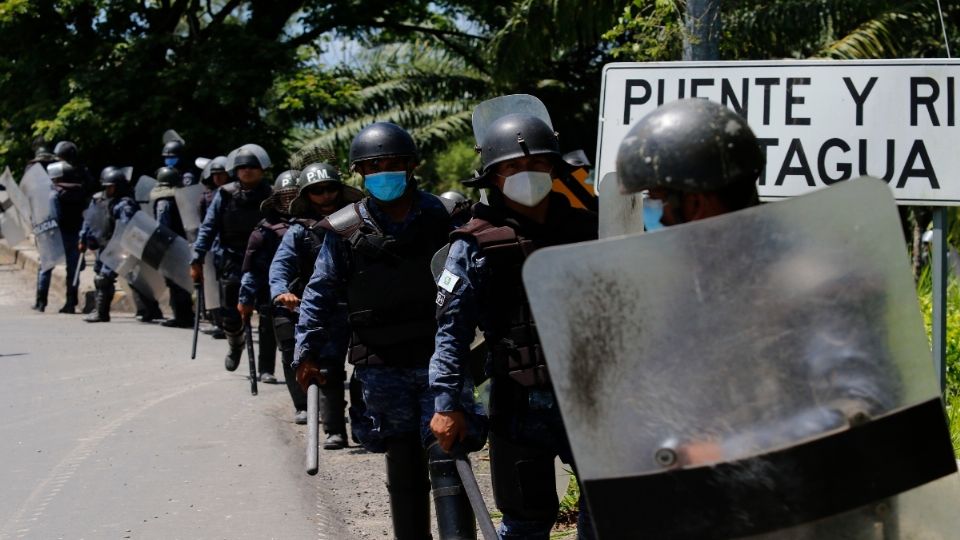 VIGILANCIA. 30 de marzo. Soldados guatemaltecos, con equipo antidisturbios, resguardan el paso fronterizo con Honduras. Foto: AP