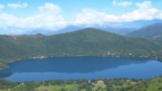 Conoce la increíble “Laguna de Chocolate”, ubicada dentro de la caldera de un volcán