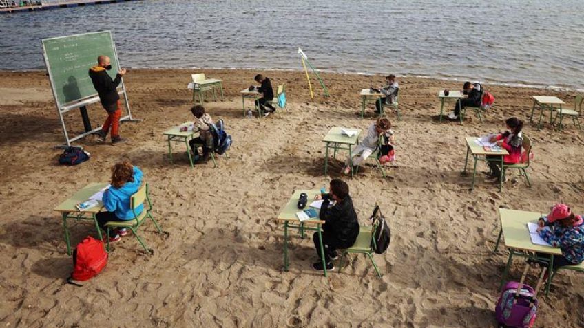 ¡La vida es mejor en la PLAYA! Niños dejan las AULAS y reciben clases a la orilla del MAR: VIDEO