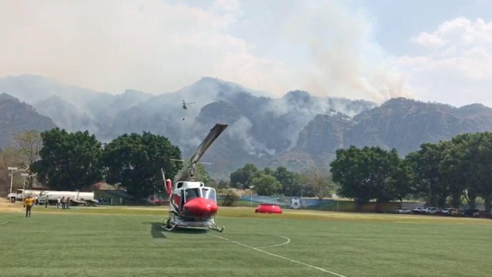 Se han enviado tres helicópteros para sofocar el fuego. Foto: tomada de video