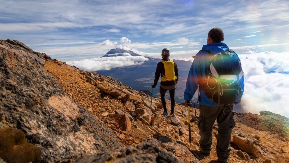 Llegar a la cima de una montaña es una de las actividades que no puedes dejar de experimentar en la vida. Foto: Shutterstock