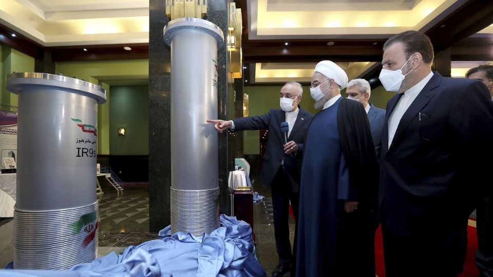 PODER. El presidente Hassan Rouhani (centro) revisa una exhibición de los nuevos logros nucleares de ese país. Foto: AP