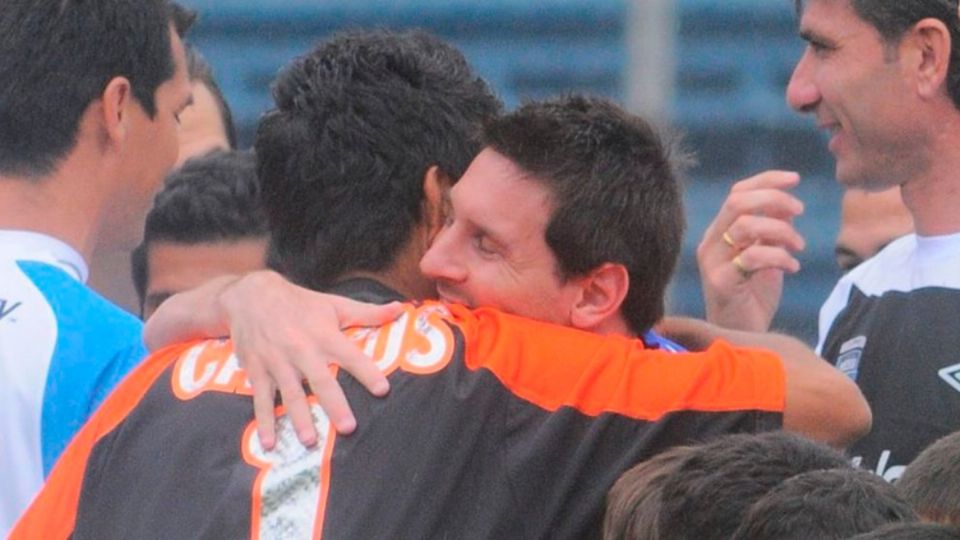 Jorge Campos y Lionel Messi se enfundaron en un abrazo. Foto: Cuartoscuro