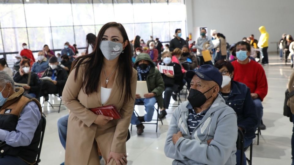 ACTO POLÍTICO. Durán recorrió el módulo de vacunación del parque Naucalli. Foto: Especial