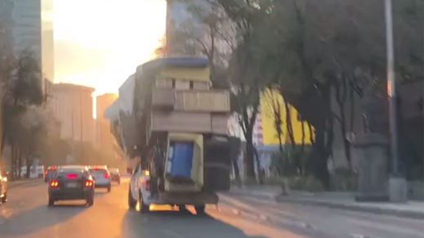 ¡Solo en CDMX! Camioneta lleva las MUDANZAS a NIVEL EXTREMO I VIDEO VIRAL