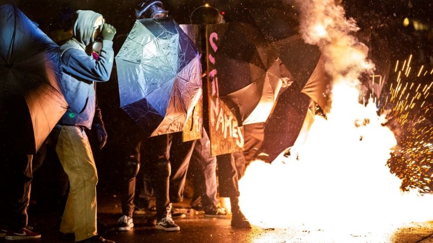 Tras ASESINATO por 'equivocación', manifestantes INCENDIAN edificio de la Policía de Portland: VIDEO