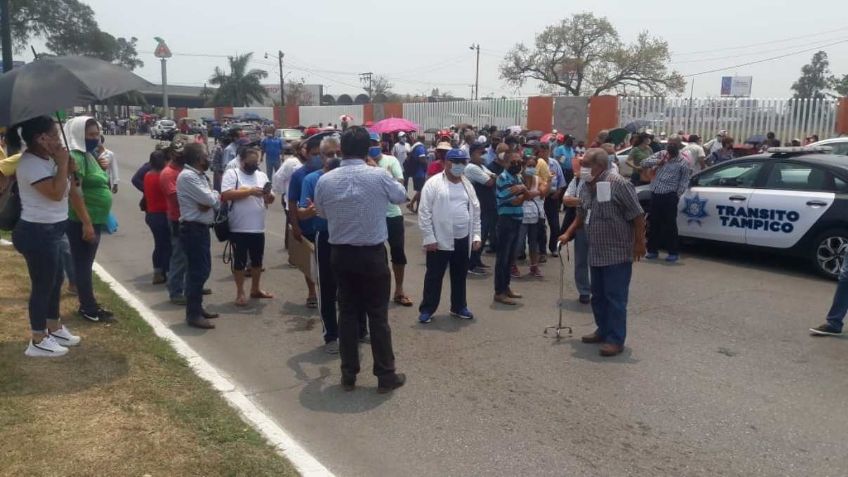 Adultos mayores arman bloqueos por vacunas en Tampico