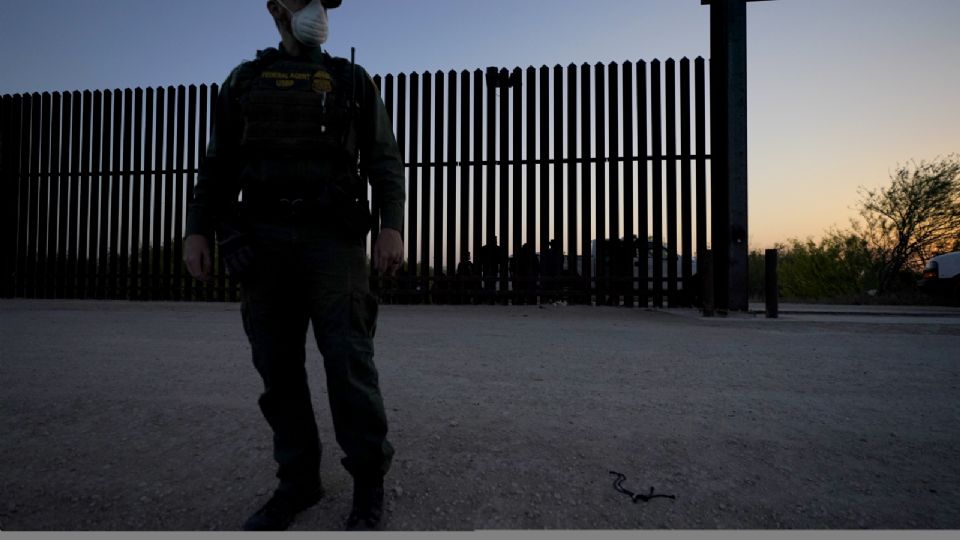 Agente fronterizo resguardando los límites entre EU y México. Foto: AP