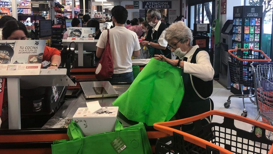 El gobierno capitalino considera que es factible que los adultos mayores vuelvan a laborar como empacadores en los supermercados. Foto: Archivo