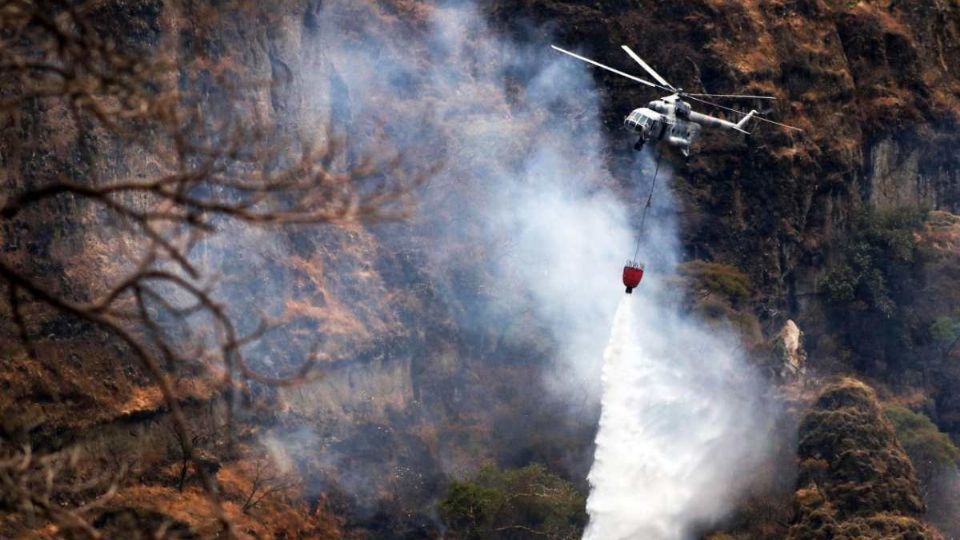 Buscan apagar las llamas