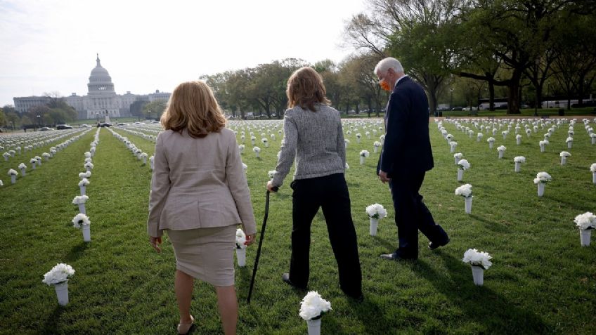 ¡Con el corazón ROTO! Colocan MILES de rosas frente al Capitolio en CONMOVEDOR homenaje a víctimas de tiroteo