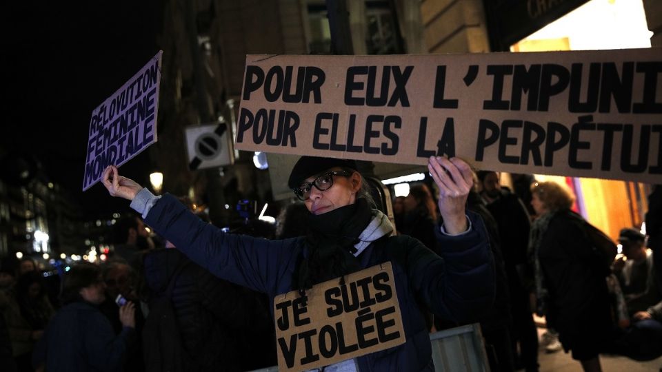 FRANCIA. En 2017, protestas contra tres bomberos por el abuso a una adolescente. Foto: AP