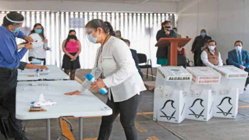 BLINDADOS. Personal del INE hizo un simulacro sobre la votación en pandemia. Foto: Yadin Xolalpa